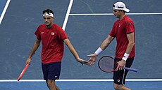Taylor Fritz (vlevo) a John Isner v deblu pi ATP Cupu v Sydney.