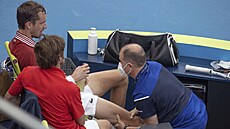 Daniil Medveděv v péči maséra při ATP Cupu v Sydney.