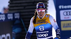 Krista Pärmäkoskiová v cíli závodu bky na lyích na deset kilometr klasicky...