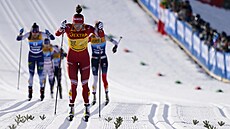 Natalja Něprjajevová finišuje v závodu běžkyň na lyžích na deset kilometrů...