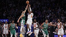 R. J. Barrett z New York Knicks stílí, brání ho Jayson Tatum z Boston Celtics.