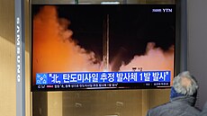 Televize v jihokorejském Soulu vysílají archivní zábry odpalu severokorejské...