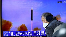 Televize v jihokorejském Soulu vysílají archivní záběry odpalu severokorejské...