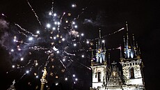 Oslavy píchodu nového roku 2022 v Praze na Staromstském námstí. (1. ledna...