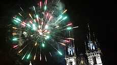 Oslavy píchodu nového roku 2022 v Praze na Staromstském námstí. (1. ledna...