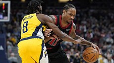 DeMar DeRozan (vpravo) z Chicaga v souboji s Justinem Holidayem z Indiany.