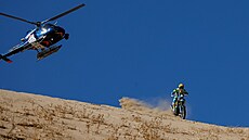 Český motocyklista Martin Michek na trati prologu Rallye Dakar.