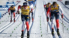 Norský souboj ve fini�i sprintu v rámci Tour de Ski v Oberstdorfu. Vlevo...
