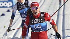 Ruská bkyn na lyích Natalja Nprjajevová se raduje z triumfu ve sprintu...