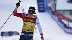 Norský bec na lyích Johannes Hoesflot Klaebo se raduje z troumfu v závod na...