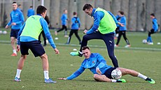 imon Falta na úvodním letoním tréninku fotbalist Baníku Ostrava peskakuje...
