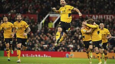 Joao Moutinho z Wolverhamptonu se raduje z gólu v duelu s Manchesterem United.