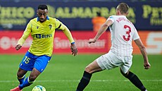 Carlos Akapo (vlevo) z Cadízu se chystá obejít  Ludwiga Augustinssona ze...