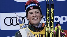 Norský běžec na lyžích Johannes Hösflot Klaebo s trofejí pro vítěze Tour de Ski.