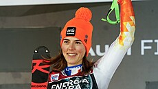Petra Vlhová se raduje z triumfu ve slalomu v Záhebu.