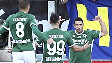Gianluca Caprari (vpravo) z Verony se raduje se spoluhráči z gólu v duleu se...