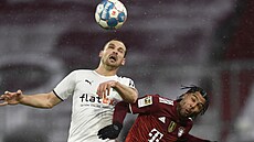 Serge Gnabry (vlevo) z Bayernu Mnichov v souboji s Tonym Jantschkem z...