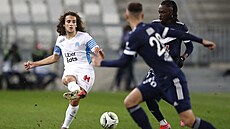 Matteo Guendouzi z Marseille v akci v duelu s Bordeaux.