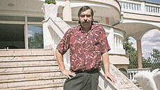 Richard N�mec jako Antonín B�la v seriálu Devadesátky (2022)