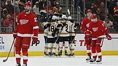 Hokejisté Boston Bruins slaví trefu Patrice Bergerona, Michael Rasmussen...