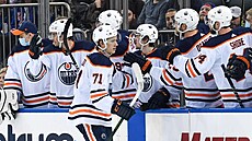 Ryan McLeod (71) slaví se spoluhrái z Edmonton Oilers svou trefu.