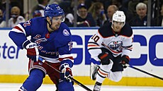 Filip Chytil (72) z New York Rangers útoí v utkání s Edmonton Oilers, z dálky...