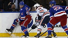 Evan Bouchard (75) z Edmonton Oilers bojuje s pesilou hrá New York Rangers,...