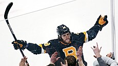 David Pastrňák slaví s fanoušky Boston Bruins gól proti New Jersey Devils.