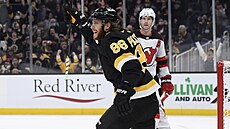 David Pastrňák z Boston Bruins se raduje z gólu v zápase s New Jersey Devils.