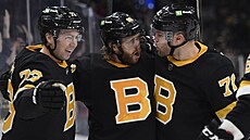 Charlie McAvoy, David Pastrák a Taylor Hall (zleva) slaví bostonský gól.