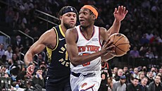 Immanuel Quickley (vpravo) z New York Knicks útoí proti Indiana Pacers, brání...