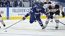 Auston Matthews (34) z Toronto Maple Leafs uniká v zápase s Edmonton Oilers,...