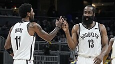 Kyrie Irving (vlevo) a James Harden z Brooklyn Nets se radují.