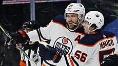 Leon Draisaitl (vlevo) a Kailer Yamamoto slaví g=ol Edmonton Oilers.