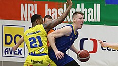 Mattias Markusson (v modrém) z Opavy útoí kolem Delvona Johnsona z Ústí..