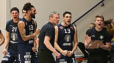 D��ínská lavi�ka se raduje, uprost�ed trenér Tomá� Grepl, vpravo jeho asistent...