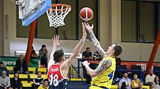 Ladislav Pecka (vpravo) z Ústí zakonuje na brnnský ko pes Viktora Plpána.