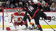 Brady Skjei z Caroliny pekonává Dana Vladae v brance Calgary.