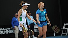 Kateina Siniaková (vpravo) a Bernarda Peraová na turnaji v Melbourne