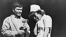 Viktor Vrabec a Kate�ina Machá�ková v inscenaci Zákon v��nosti