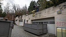 Krejčířovu rezidenci poškodil po jeho útěku požár i vpády nezvaných návštěvníků.