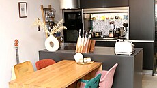 Sedačka je nová, na první pohled pohodlná, a navíc praktická – odděluje kuchyň od obytného prostoru.