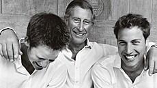 Princ Charles a jeho synové Harry a William na snímku od Maria Testina z roku...