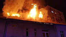 Požár střechy domu v Čéčově ulici v Českých Budějovicích. Hasiči museli...