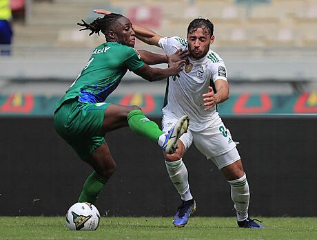 Osman Kakay (vlevo) ze Sierry Leone a Youcef Belaili z Alírska v tvrdém...