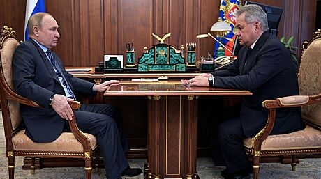 Ruský prezident Vladimir Putin a ministr obrany Sergej ojgu pi jednání v...