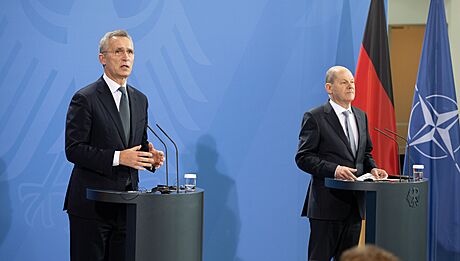 éf NATO Jens Stoltenberg a nmecký kanclé Olaf Scholz