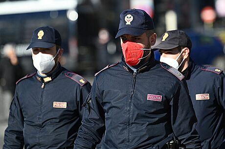 Italtí policisté hlídkují v ím. (14. ledna 2022)