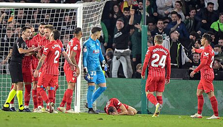 Joan Jordán z FC Sevill leí na trávník poté, co byl zaseen tyí do hlavy.