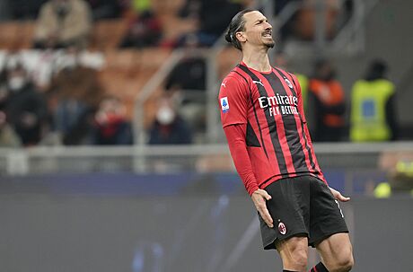 Zlatan Ibrahimovic z AC Milán si vyítá nepovedenou stelu.